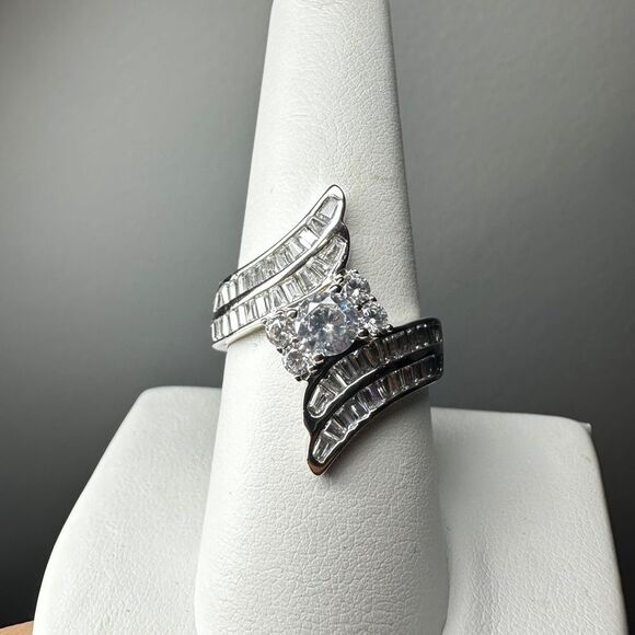 Size 8, Solid sterling silver and Cubic Zirconia "diamonds" Bypass Cluster Ring! - Picture 1 of 13
